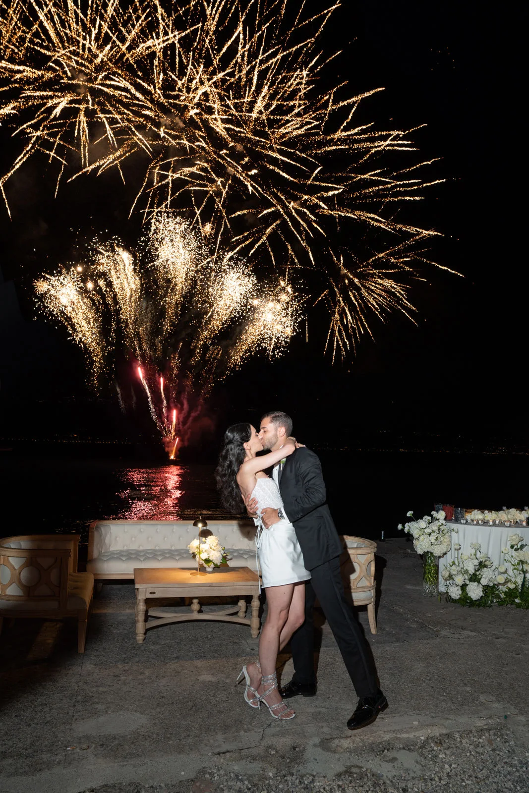Feuerwerk über einem See mit dem Brautpaar im Vordergrund